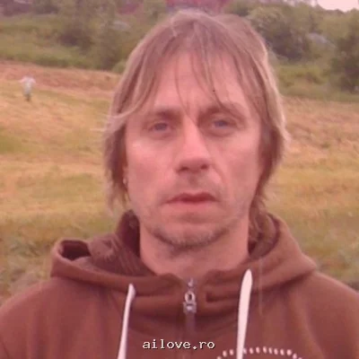Blondiy, 33 ani